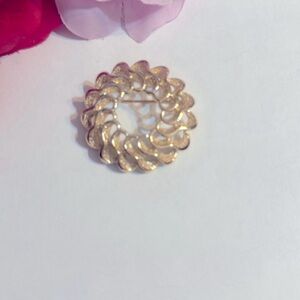 Vintage Signed Sarah Coventry Swirl Wave Circle Gold Tone Brooch Pin